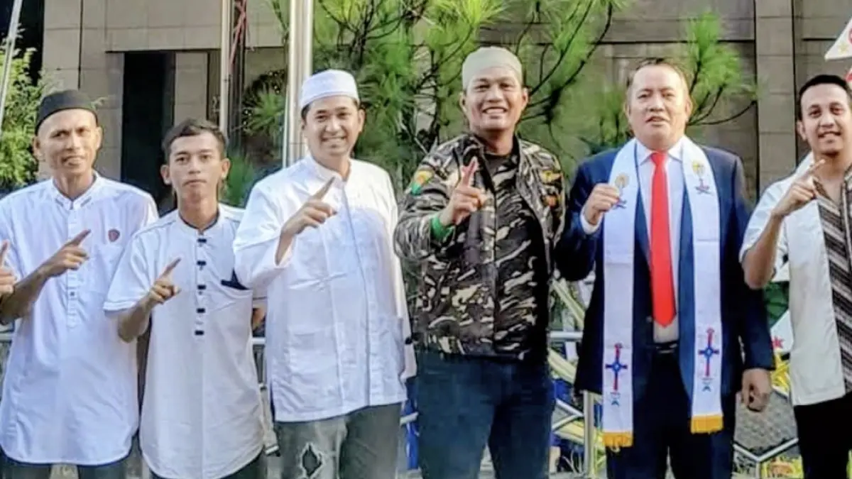 JAGA: Ketua P/KB Sion Teling bersama dengan umat muslim dalam suasana kebersaan ketika saling menjaga satu sama lain dalam ibadah