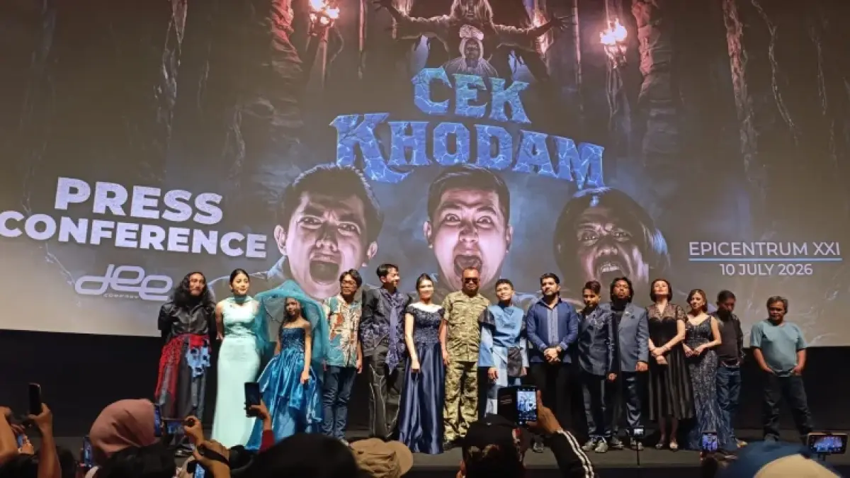 Jajaran cast dan filmmaker Cek Khodam dalam sesi foto bersama saat konferensi pers di Epicentrum XXI, Jakarta, Jumat (10/7/2026). (Foto: RRI/Sarah Maulida Ali)
