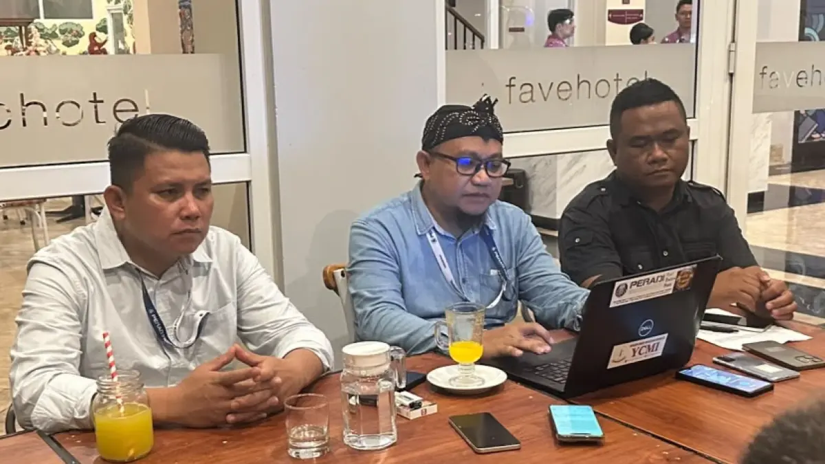 Kuasa hukum PT Futai Sulawesi Utara,
D Novian Baeruma SH dan dua rekannya saat konferensi pers.(Dok Istimewa)