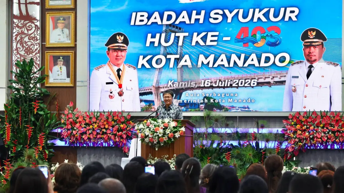 Wali Kota Andrei Angouw menyampaikan sambutan dalam ibadah syukur HUT Kota Manado, Kamis (16/7) di Aula Serbaguna
