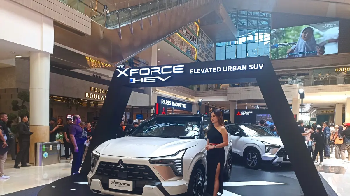Mitsubishi New Xforce HEV dipamerkan usai peluncuran di Mall Kota Kasablanka, Jakarta, Kamis (16/7/2026). Varian terbaru ini menawarkan teknologi hybrid generasi kedua, fitur keselamatan aktif, serta peningkatan kenyamanan untuk mobilitas masyarakat urban.