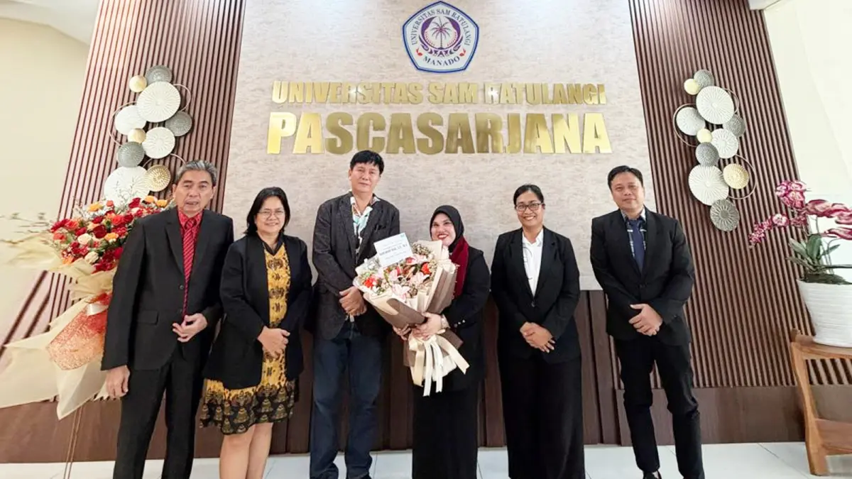 DARI KIRI KE KANAN: Dr. Friend H. Anis, Dr. Caecilia J. J. Waha, Dr. Dani R. Pinasang, Dr. Donna O. Setiabudhi dan Oktavian A. Lantang, usai Ujian Sidang Tesis untuk Mahasiswa Ayurahmi Rais, Kamis (16/7).