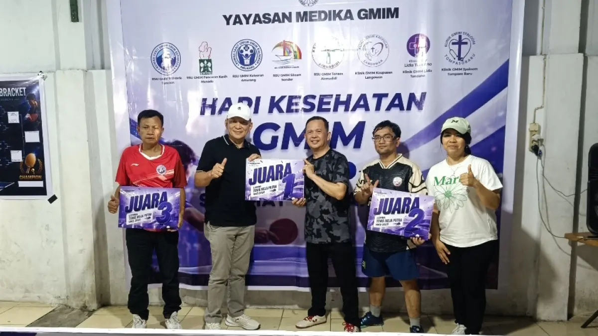 Ketua Yayasan Medika GMIM Pdt John Slat menyerahkan hadiah juara 1 ke Pdt Christian Luwuk yang mewakili BPMS di lomba Tenis Meja rangkaian HKG 2026