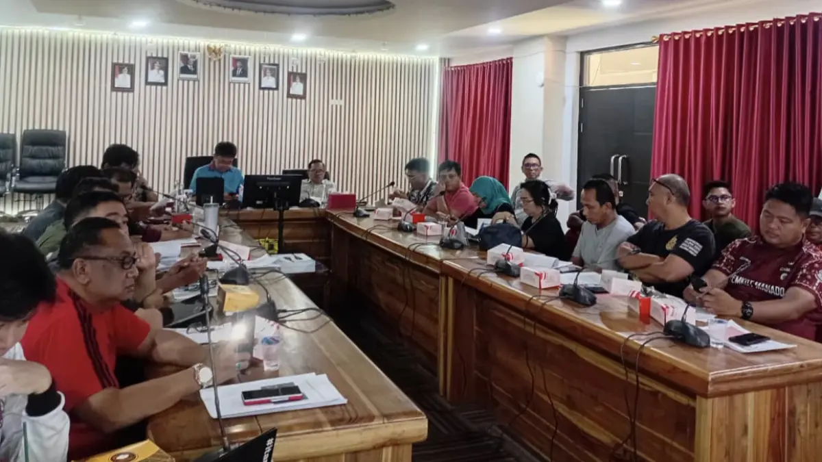 Para camat se Kota Manado saat mengikuti rapat bersama Wali Kota dan Wakil Wali Kota, Jumat (17/7) di Tuang Tolu Kantor Pemkot