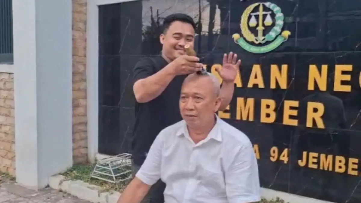 Pegiat antikorupsi Andhi Sugara cukur rambut di depan Kantor Kejari Jember.(Dok Istimewa)