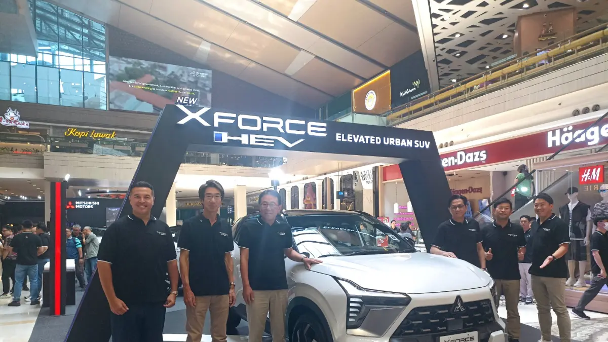 Presiden Direktur PT MMKSI Atsushi Kurita (tengah) bersama jajaran manajemen memperkenalkan Mitsubishi New Xforce saat peluncuran di Jakarta, Kamis (16/7/2026). Model ini menjadi kendaraan hybrid pertama Mitsubishi Motors yang dipasarkan di Indonesia.