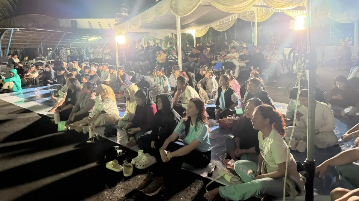 Suasana nonton bareng Argentina vs Inggris di halaman TVRI Stasiun Sulawesi Utara