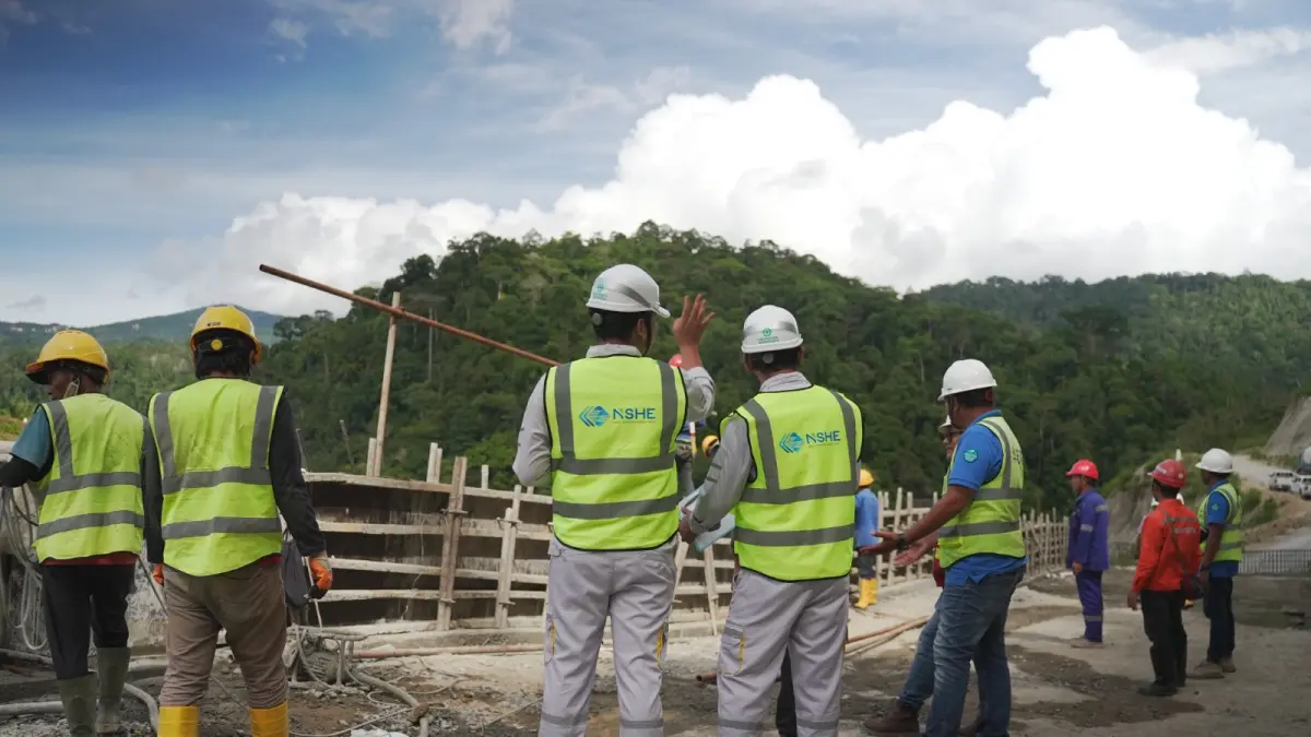 Aktivitas di kawasan PLTA Batangtoru, Sumatra Utara. PT NSHE mengembangkan pembangkit listrik tenaga air tersebut untuk memperkuat pasokan energi bersih sekaligus mendukung transisi energi nasional.