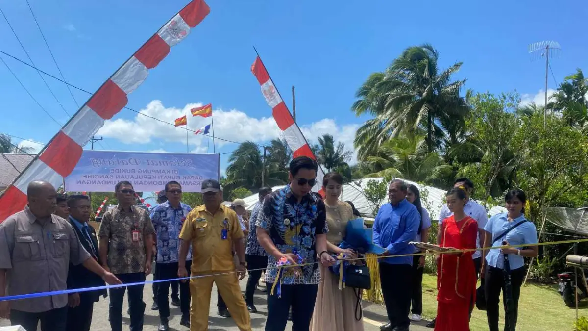 Bupati Michael Thungari didampingi ny Cherry Thungari Soeyoenus meresmikan ruas jalan Lesabe -Bukide, Jumat (17/7/26).