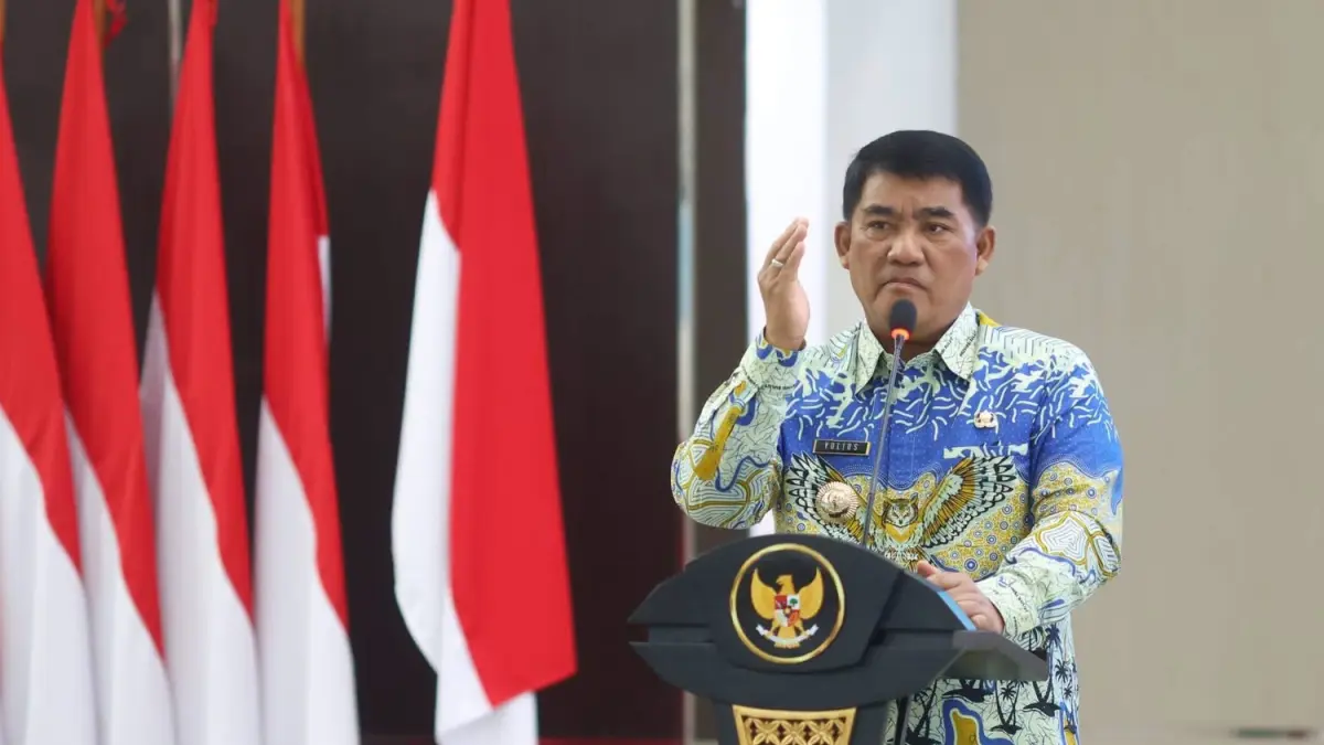 Gubernur Yulius Selvanus saat memberikan arahan.