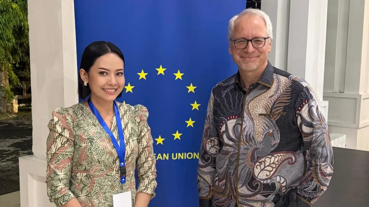 Keterangan Foto: (Kiri) Jurnalis Manado Post, Amelia Beatrix, berbincang dengan Country Director KfW Development Bank Indonesia, Burkhard Hinz (kanan), di sela kunjungan Delegasi Uni Eropa 15-17 July 2026