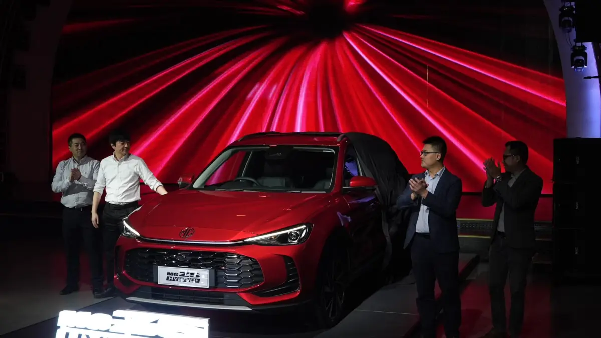 [Ki-Ka] Mr. Alex Dai, Senior Vice President MG Motor Indonesia, Mr. Jason Huang, CE. Jimmy Zhang, Senior Vice President MG Motor Indonesia, Bapak Eko Fachruroji, Head of Product MG Motor Indonesia denga MG ZS Hyrbid+