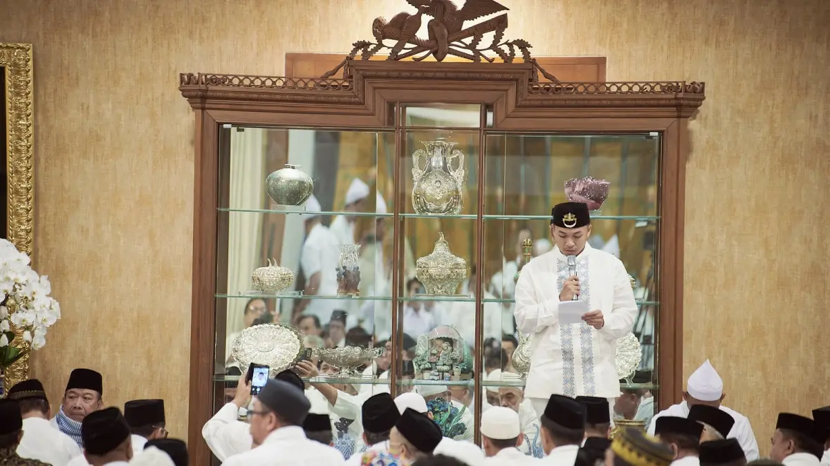M. Arif Rachmat Gobel, putra Almarhum Dr. (H.C.) H. Rachmat Gobel, menyambut para tamu yang hadir dalam Tujuh Hari Bapak Rachmat Gobel