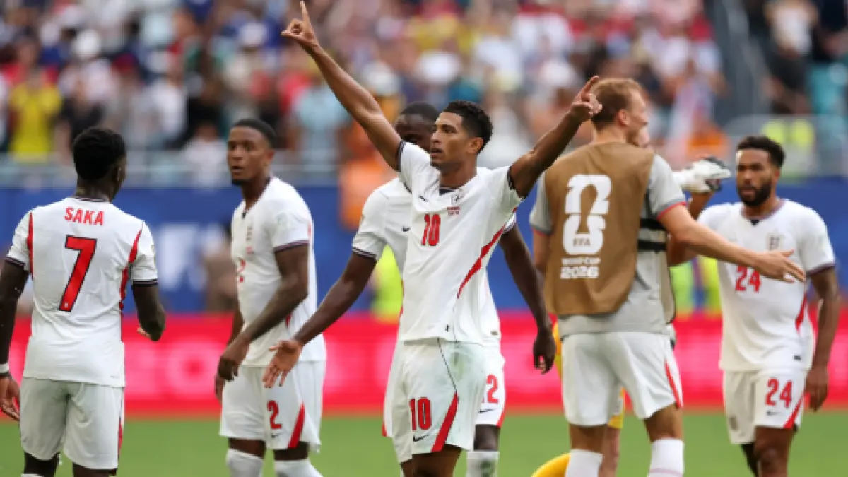 Jude Bellingham (kanan, nomor 10) merayakan gol penentu kemenangan Inggris bersama Bukayo Saka (nomor 7) dan rekan setimnya, usai membawa Inggris menang dramatis 6-4 atas Prancis di laga perebutan tempat ketiga Piala Dunia 2026. 