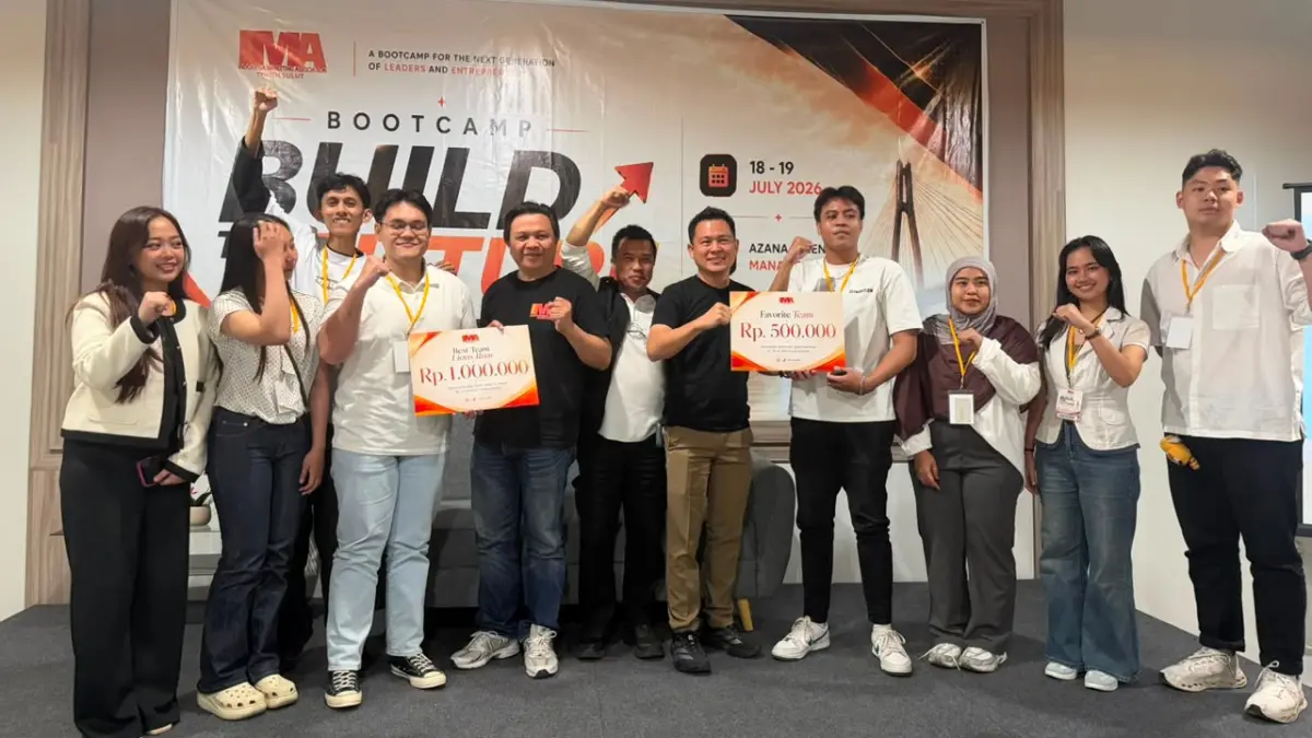 Pemenang Lion Roar saat menerima hadiah dari juri Ivanry Matu, Abrizal Ang, dan Tommy Wawrundeng 