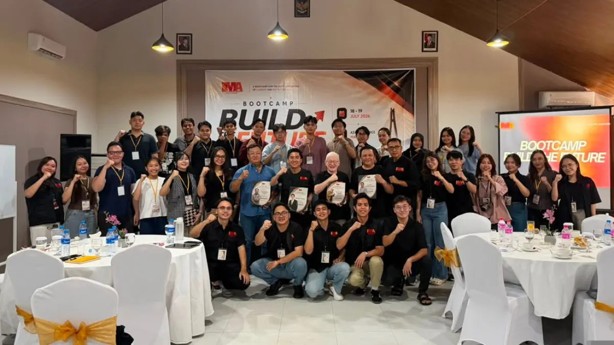Seluruh peserta Lion Roar foto bersama ketiga juri 
