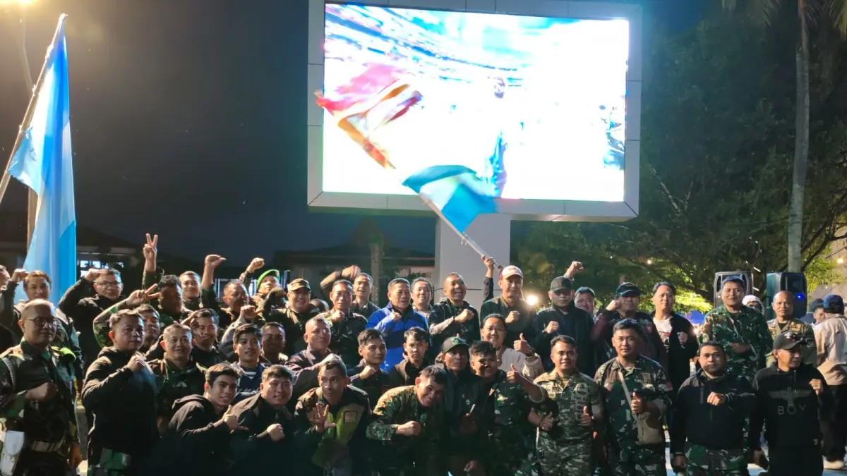 AKRAB: Dandim 1302/Minahasa bersama prajurit dan masyarakat mengikuti nonton bareng Piala Dunia FIFA 2026 di God Bless Park, Tondano, Kegiatan tersebut menjadi momentum mempererat keakraban dan kemanunggalan TNI dengan rakyat.