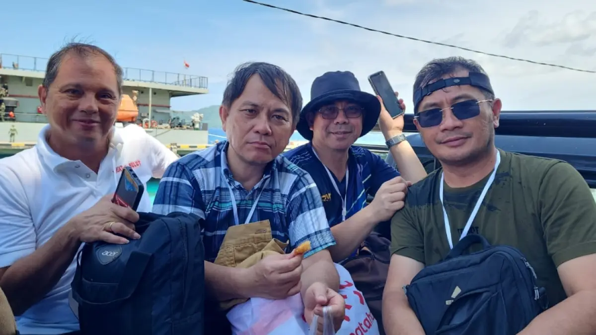 Dekan Fisip Dr Ferry Daud Liando, Dekan Fakultas Peternakan Dr Stanley Lombogia, Dekan FEB Dr Victor Lengkong dan Dekan MIPA Dr Gerald Tamuntuan saat memimpin para mahasiswa di wilayah perbatasan