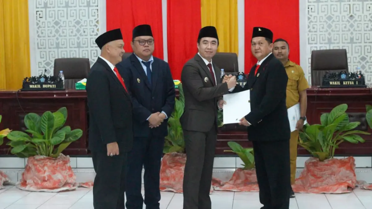 Febrima Theodorus Angow (Kanan) usai dilantik sebagai anggota DPRD Sangihe PAW 2026 - 2029, disaksikan Bupati Michael Thungari (Kedua dari kanan) dan Wabup Tendris Bulahari (Ketiga dari kanan) serta Ketua DPRD Denny Roy Tampi (Kiri).
