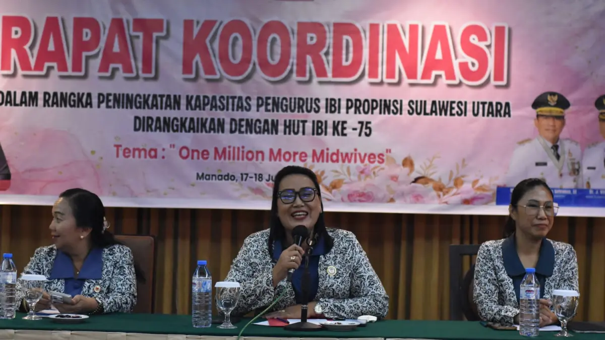 Ketua Pengurus Daerah IBI Provinsi Sulawesi Utara Bdn Masye E Tokalese SST MARS dalam Rapat Koordinasi. 