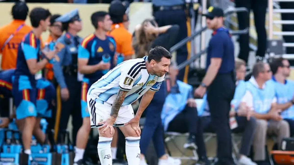 Lionel Messi tertunduk lesu usai laga final Piala Dunia 2026, yang kemungkinan menjadi penampilan terakhirnya di ajang ini bersama Argentina, setelah Spanyol menang 1-0 lewat gol extra time Ferran Torres. (Foto: Google/Piala Dunia FIFA 2026)