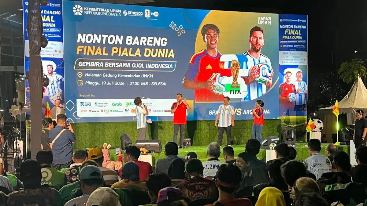 Menteri UMKM Maman Abdurrahman dan Wakil Menteri UMKM Helvi Yuni Moraza dalam jeda Nobar Final Piala Dunia 2026 bersama ojol  (doc: Harianto)