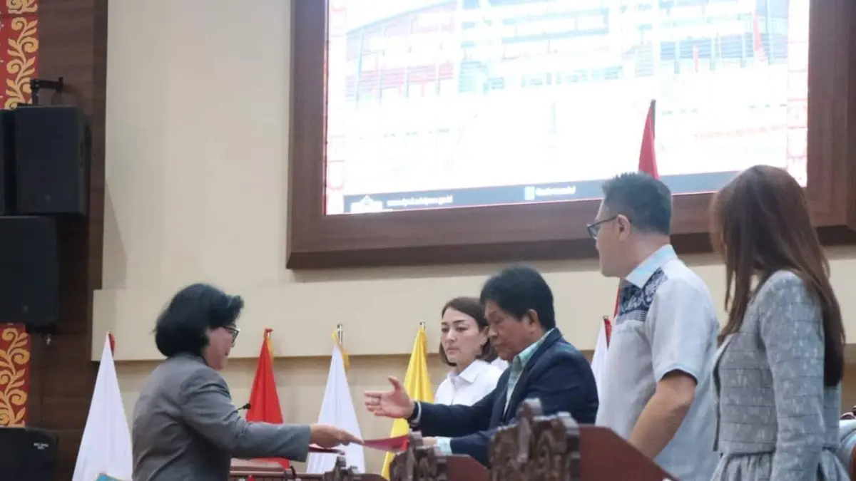 Penyerahan pemandangan umum Fraksi PDI Perjuangan terkait Ranperda. tentang Pemberdayaan Perempuan dan Perlindungan Anak.
