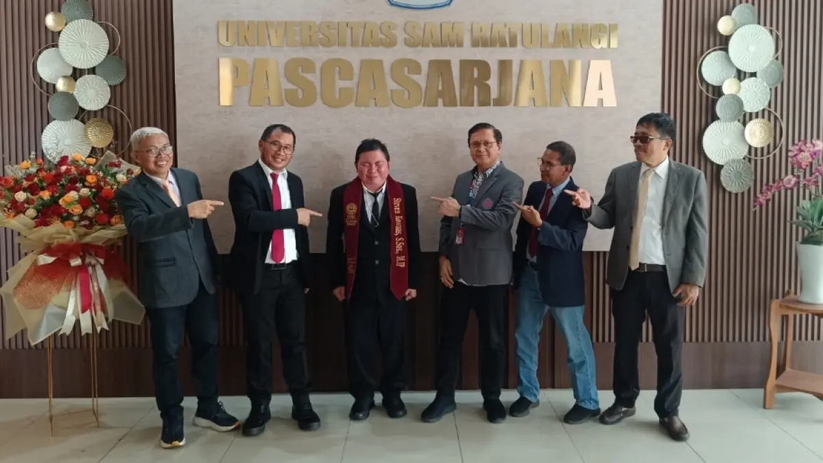 Steven Kowaas usai mengikuti ujian Tesis di Pasca Sarjana Unsrat Manado