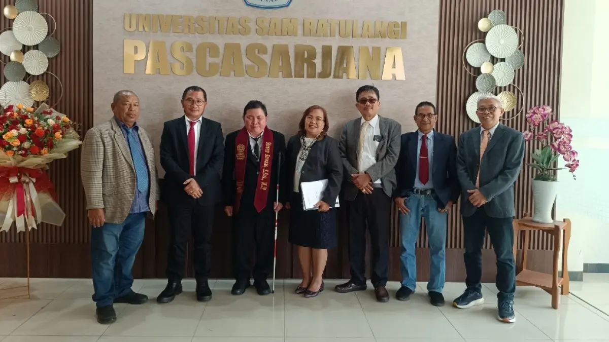 Steven Kowaas usai mengikuti ujian Tesis di Pasca Sarjana Unsrat Manado