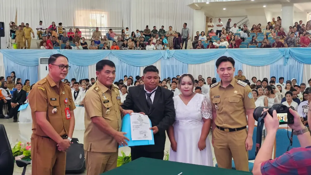 Bupati Michael Thungari (Kanan) saat menghadiri kawin massal yang digelar Pemprov Sulut, Selasa (21/7/26).