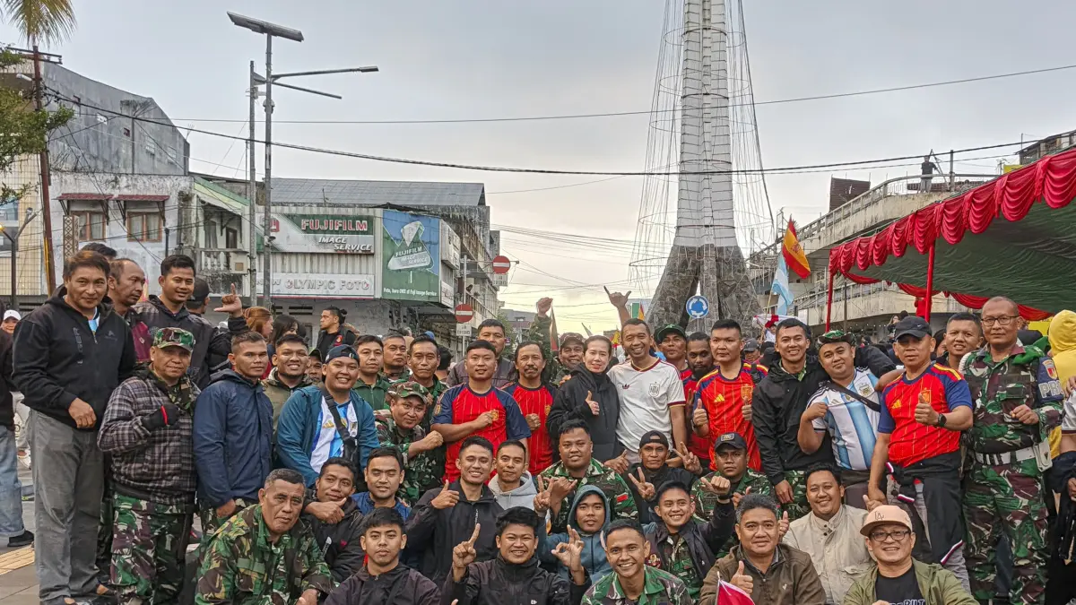 NOBAR FINAL: Komandan Kodim 1302/Minahasa Letkol Inf. Bonaventura Ageng F.S. bersama istri mengikuti nonton bareng Final Piala Dunia FIFA 2026 di God Bless Park, Tondano, bersama unsur Forkopimda Kabupaten Minahasa dan masyarakat. Momentum ini mempererat kebersamaan TNI dengan rakyat di tengah perayaan kemenangan Spanyol atas Argentina dengan skor 1-0.