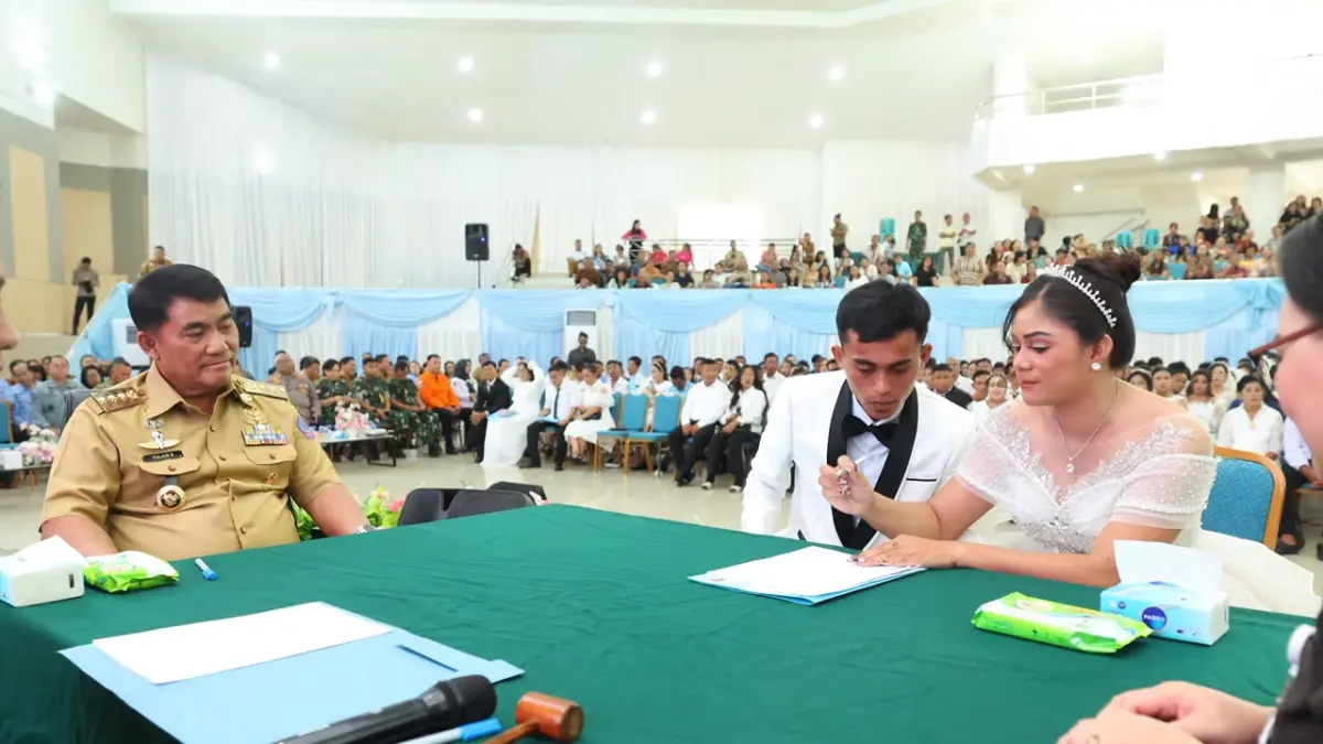 Pencatatan Perkawinan Massal Tahun 2026 yang digelar di Aula Mapalus, Kantor Gubernur Sulawesi Utara, Selasa (21/7), dipimpin Gubernur Yulius Selvanus.
