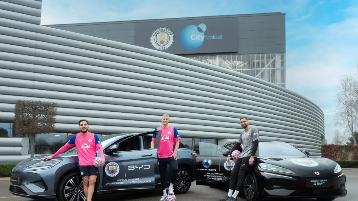 Erling Haaland, Gianluigi Donnarumma, dan Rayan Cherki berpose bersama jajaran kendaraan BYD dalam peluncuran kemitraan strategis BYD dengan Manchester City dan Paris Saint-Germain.
