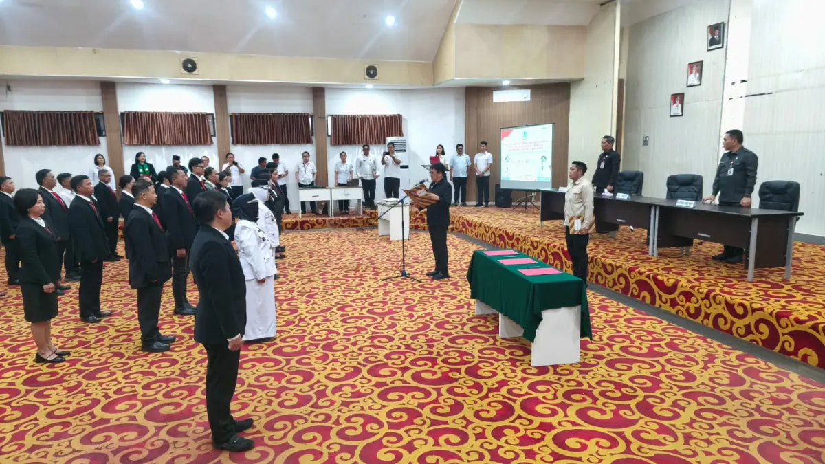 INGATKAN: Wali Kota saat melantik sejumlah pejabat di lingkungan Pemkot Manado, Rabu (22/7) di Aula BKPSDM