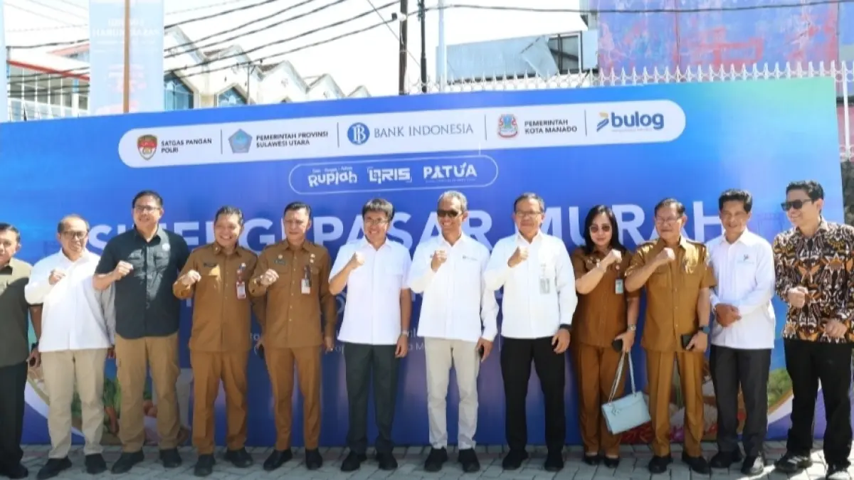 Kepala BI Sulut Joko Supratikto, Wali Kota Manado, dan jajaran lainnya saat hadir dalam acara Pasar Murah, Selasa (21/7)