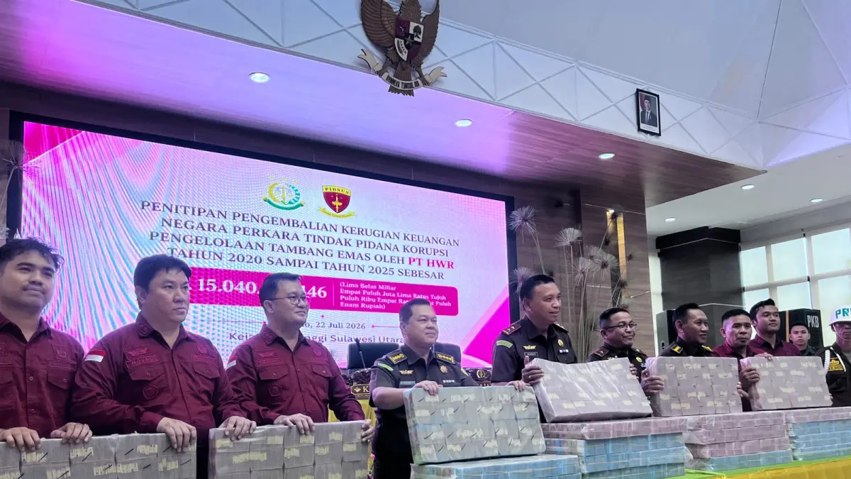 Kepala Kejaksaan Tinggi Sulawesi Utara, Jacob Hendrik Pattipeilohy bersama penyidik dan barang bukti kasus korupsi PT HWR