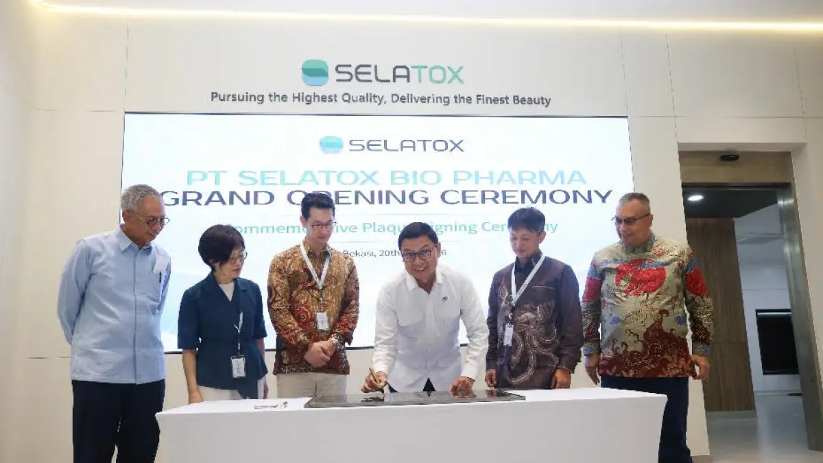 **Keterangan foto:**

Kepala BPOM RI Prof. dr. Taruna Ikrar menandatangani prasasti peresmian fasilitas PT Selatox Bio Pharma di Cikarang, didampingi CEO Daewoong Pharmaceutical Park Seongsoo dan CEO Selatox Joh Young Hoon.
