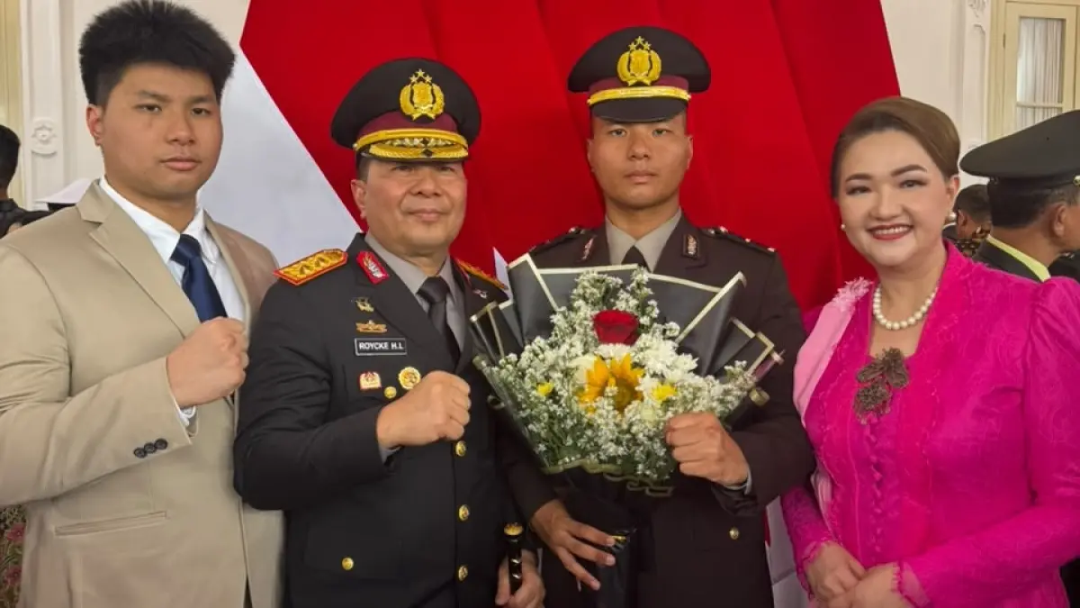Pelantikan Ipda Joshua Langie disaksikan langsung Kapolda Sulut Irjen Pol Roycke Harry Langie dan keluarga tercinta.