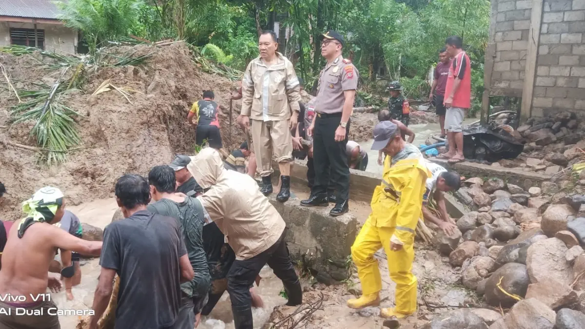 Plh Kapolres Kepulauan Sangihe AKBP Edwin Humokor turun langsung ke lokasi bencana alam