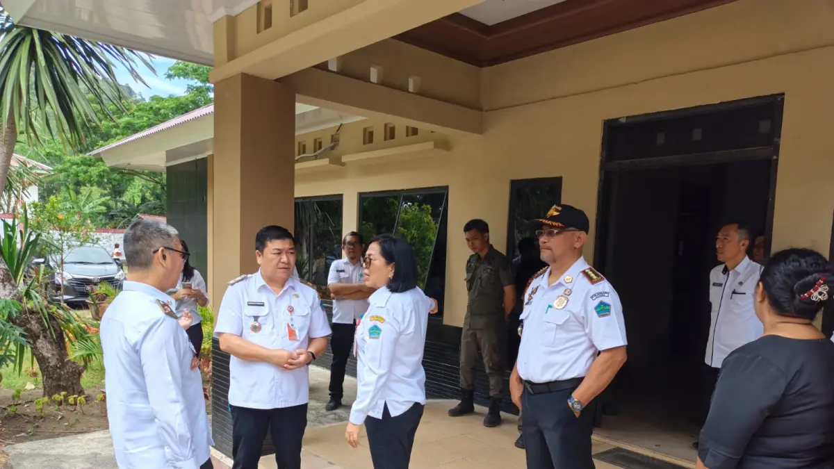 Sidak-Asisten III Setdakab Minut Jossy Kawengian bersama Kepala Badan Kepegawaian dan Pengembangan Sumber Daya Manusia (BKPSDM) Herman Mengko serta Kepala Satuan Polisi Pamong Praja Daniel Komenaung saat melakukan sidak. 