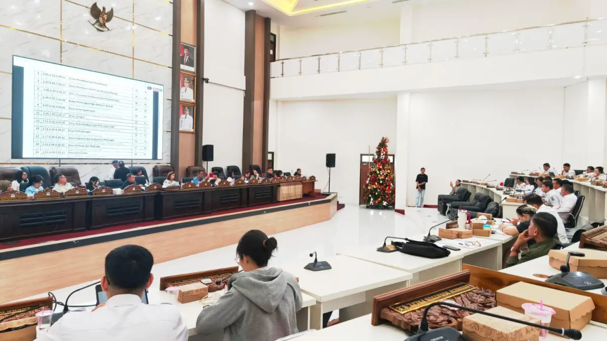 Suasana pembahasan KUA PPAS 2027 Kota Manado antara Banggar dan TAPD, Rabu (22/7) di ruang paripurna