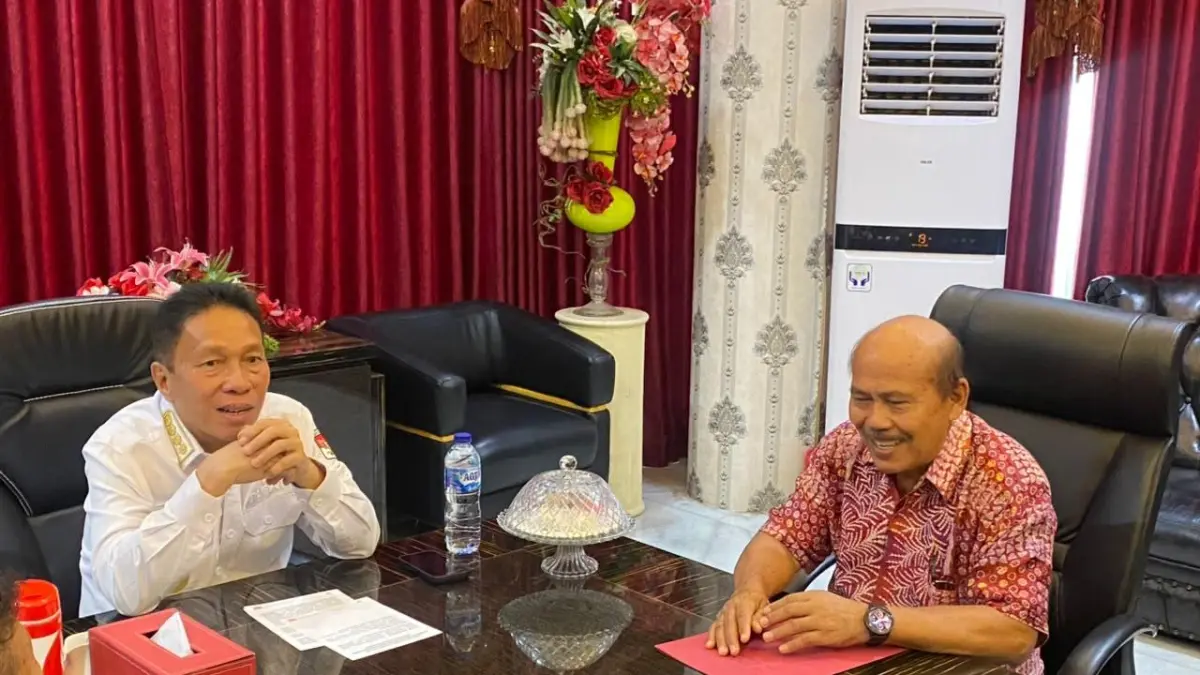 AUDIENSI: Bupati Minahasa Selatan Franky Donny Wongkar menerima audiensi Pengurus Persatuan Wredatama Republik Indonesia (PWRI) Kabupaten Minahasa Selatan di Kantor Bupati, Rabu (22/7). Pertemuan membahas persiapan pelantikan pengurus periode 2026–2031 dan penguatan peran PWRI sebagai mitra strategis pemerintah daerah.