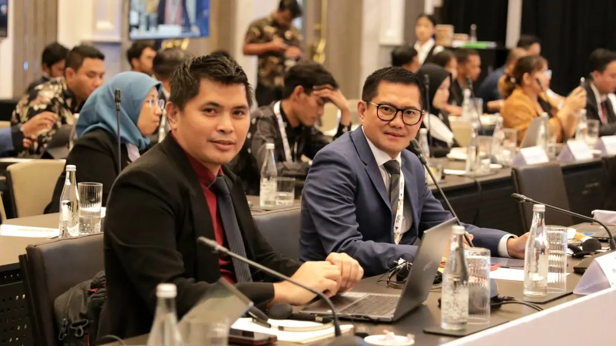 Bupati Minahasa Utara Joune Ganda didampibgi Kepala Bagian Pemerintahan Sekretariat Daerah Kabupaten Minahasa Utara, Sefferson Sumampouw saat foto bersama dalam kegiatan beberapa waktu lalu. 
