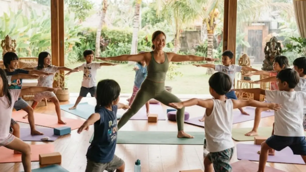 Ilustrasi seorang instruktur memimpin sekelompok anak-anak melakukan pose yoga.