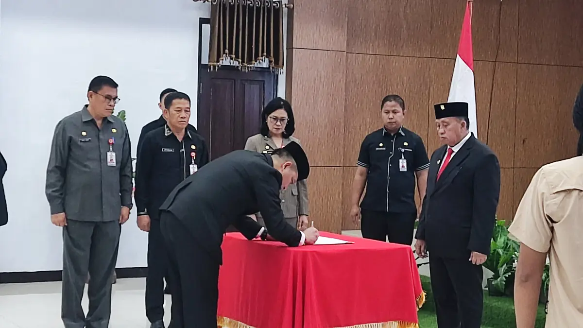 LANTIK: Bupati Robby Dondokambey saat melantik enam pejabat Eselon II di Kabupaten Minahasa, Kamis (23/7/2026).