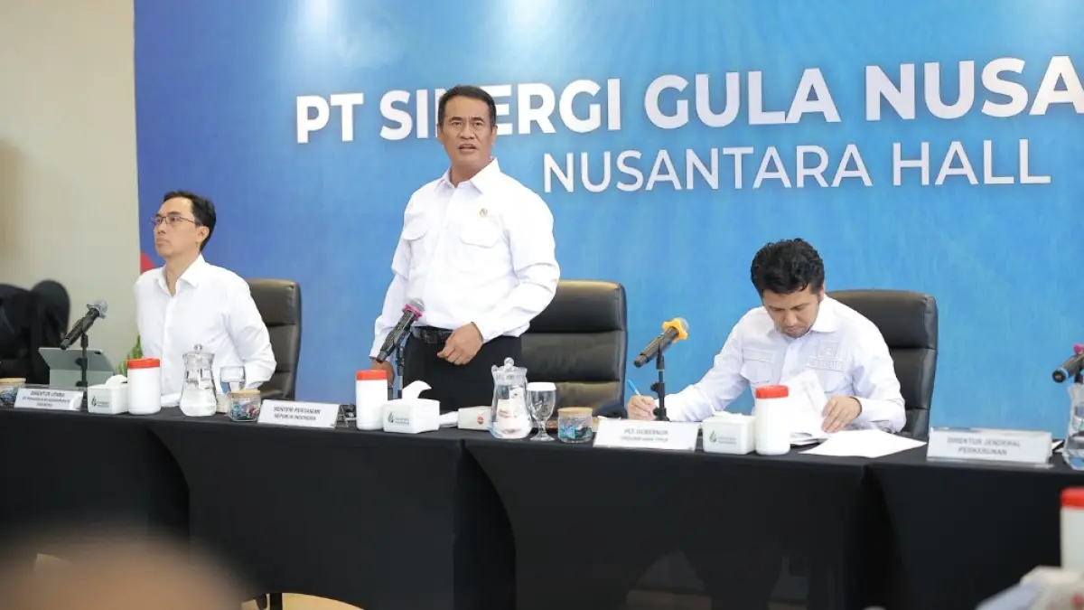 Menteri Pertanian (Mentan) Andi Amran Sulaiman saat memimpin Rapat Percepatan Swasembada Gula bersama jajaran manajemen PT Sinergi Gula Nusantara (SGN) di Surabaya, Selasa (22/7).