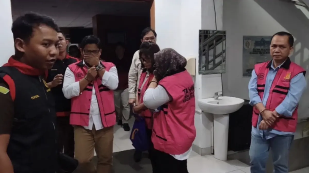 Proses penahanan tersangka dugaan korupsi oleh penyidik Pidsus Kejari Talaud, Rabu 22 Juli malam di Kejati Sulut