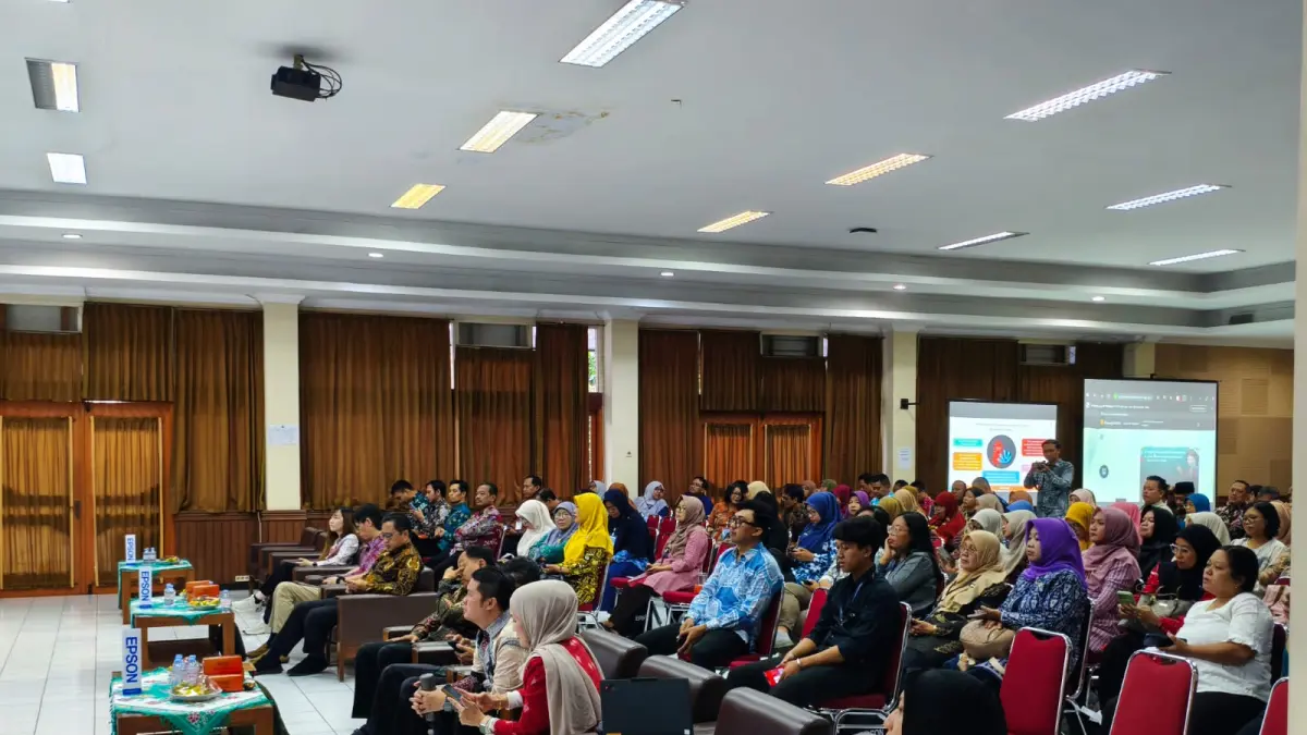 Head of Corporate & Government Sales PT Epson Indonesia Zanipar S.A. Siadari (tengah) bersama perwakilan Balai Tekkomdik DIY dan peserta seminar saat memperkenalkan solusi Smart Classroom untuk mendukung transformasi digital pendidikan di Yogyakarta, Kamis (23/7).