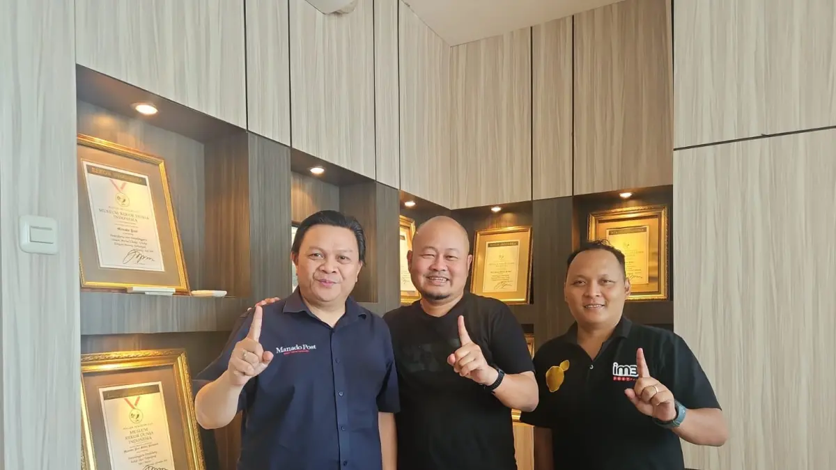 Dari Kiri ke Kanan: Direktur Umum Manado Post Tommy Waworundeng, Head Of Postpaid Region Manado, Maluku, Papua, Indosat Fori Yulianto, Postpaid Operations Region Manado Maluku Papua, Achmad Nurhuda saat berkunjung ke Grha Pena Manado Post, Jumat (24/7).