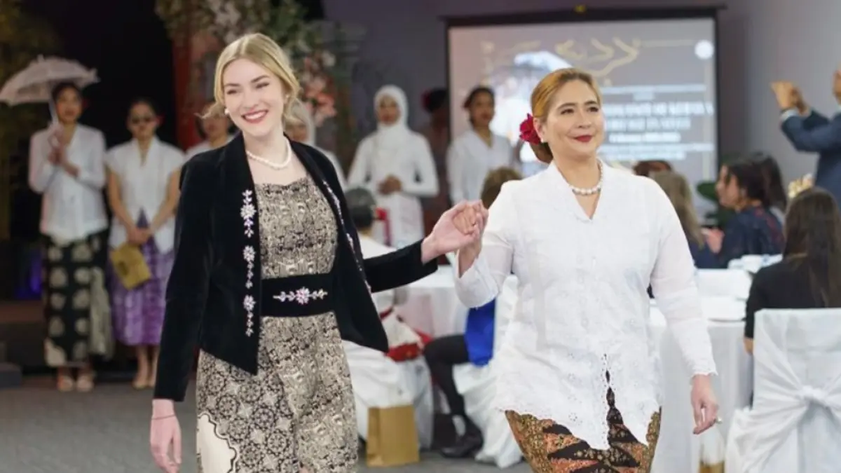 HARUMKAN SULUT: Ketua Umum Perkumpulan Pecinta Kebaya Noni Indonesia (PPKNI) Coreta Louise Kapoyos (kanan) mempromosikan Kebaya Noni di dunia internasional melalui berbagai roadshow dan fashion exhibition di sejumlah negara.